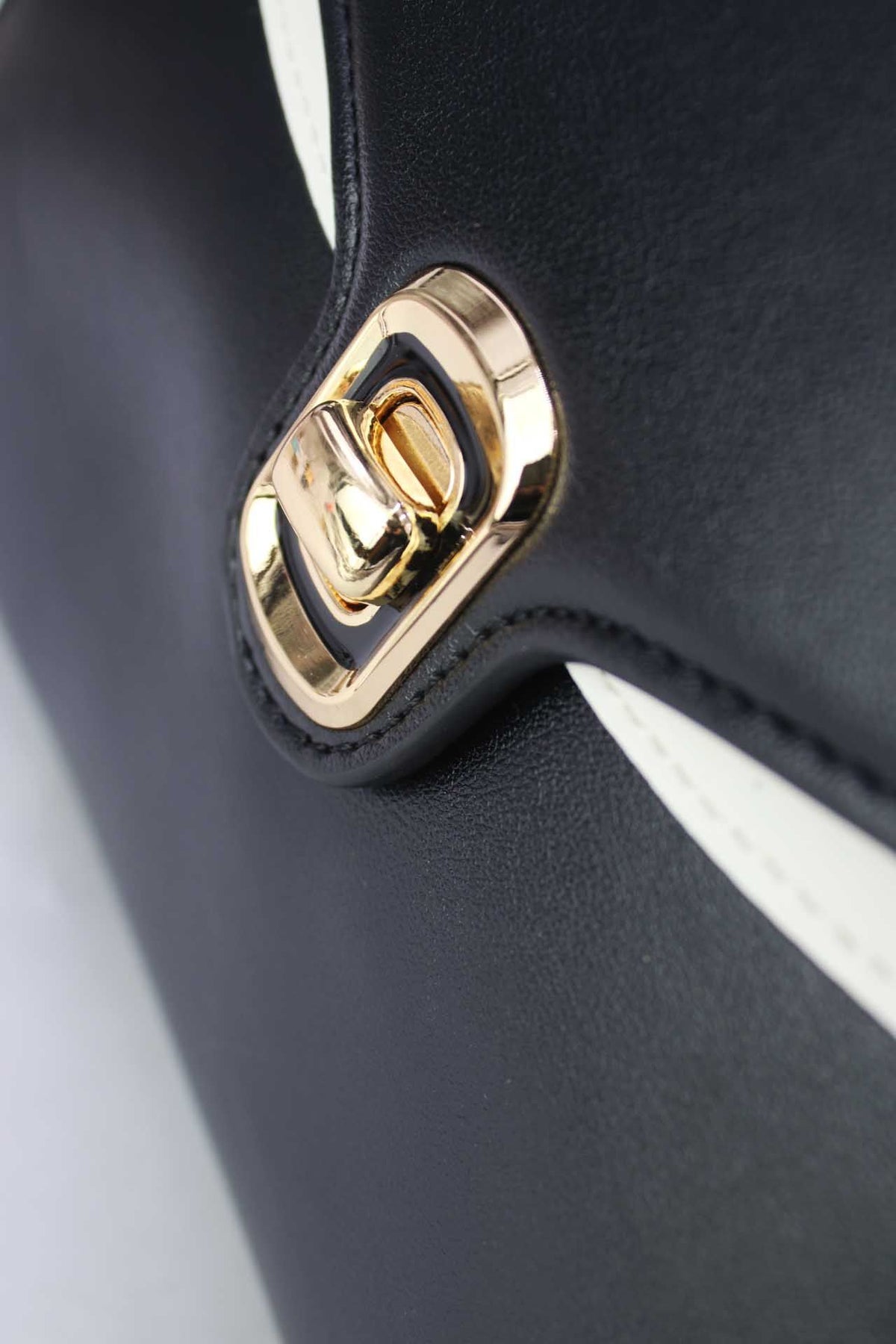 👜 Sac à main noir bi-matière – Détails contrastés