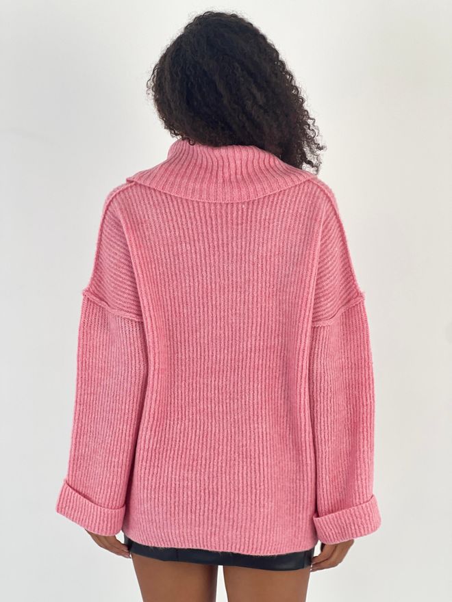 Pull oversize col roulé rose