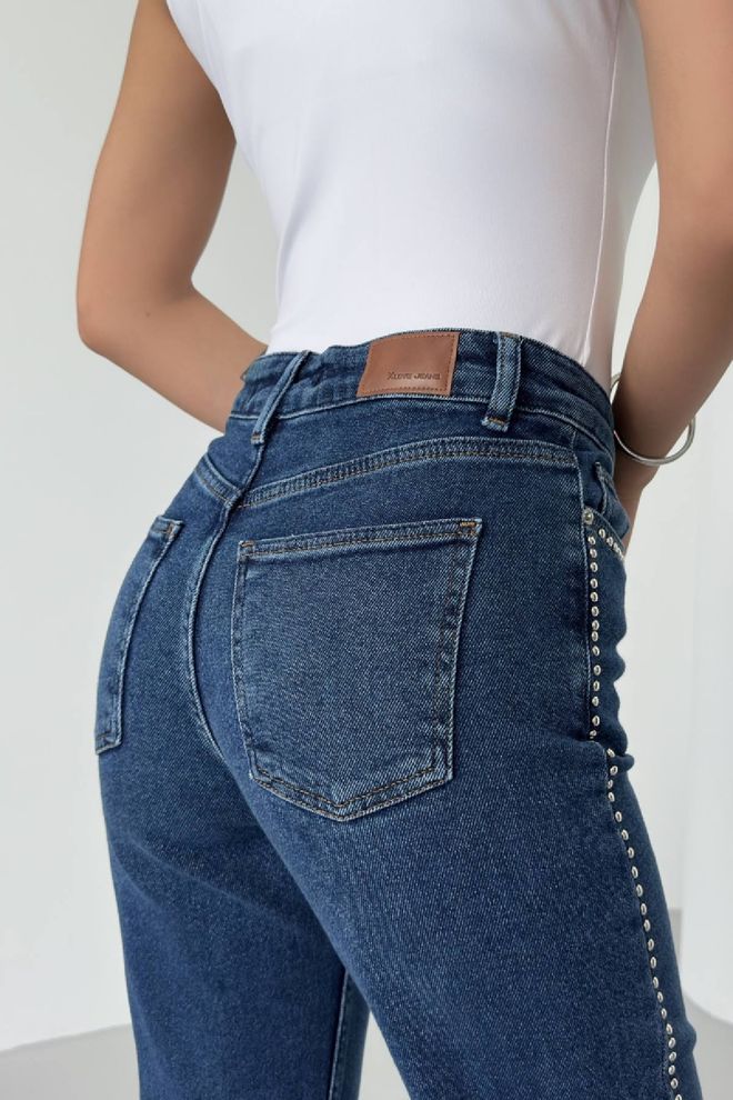 Jean large à détails strass