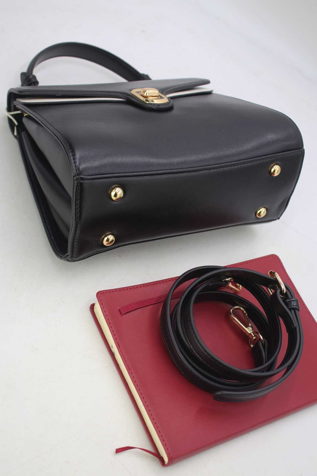 👜 Sac à main noir bi-matière – Détails contrastés