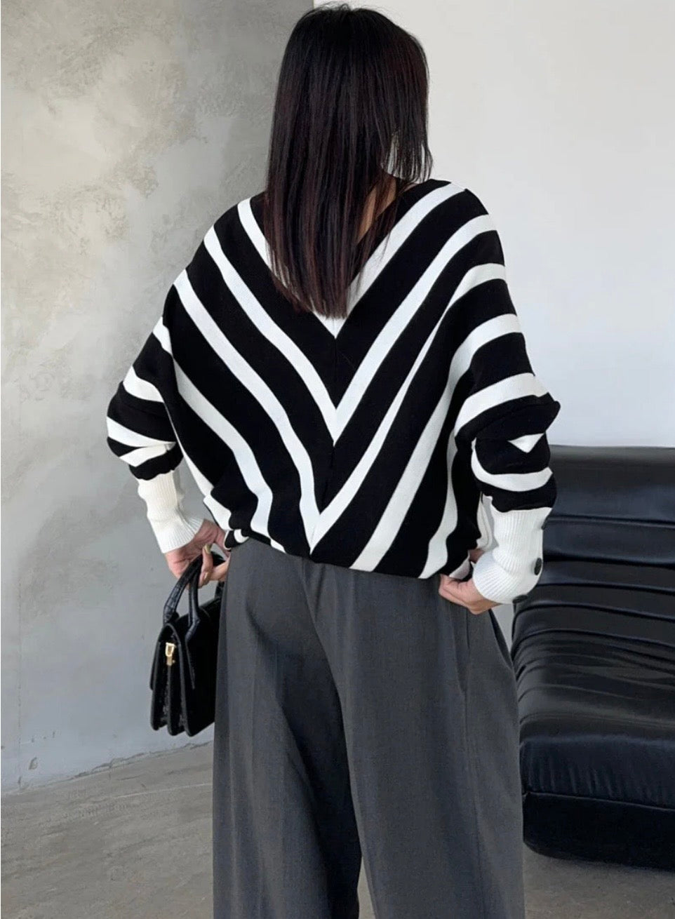Pull chic rayé col V